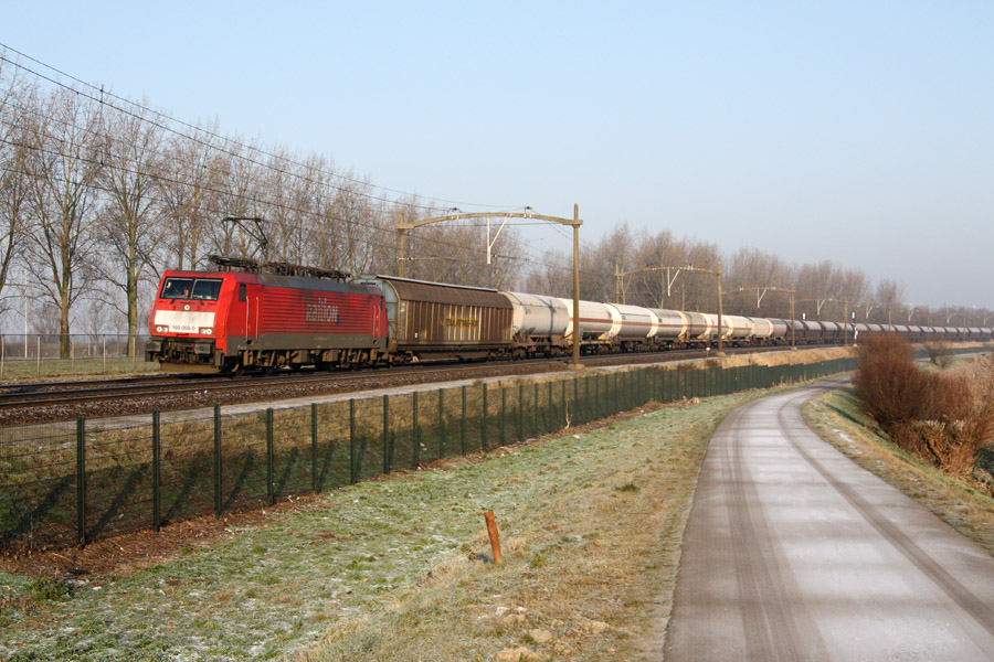 Tract&eacute; par la 189 068-0 de DB Schenker (d&eacute;nomination actuelle de Railion), le train 45719 reliant les triages de Kijfhoek (banlieue sud de Rotterdam) et de Gremberg (est de Cologne) va bient&ocirc;t franchir le viaduc du Moerdijk au niveau de Willemsdorp (commune de Dordrecht).