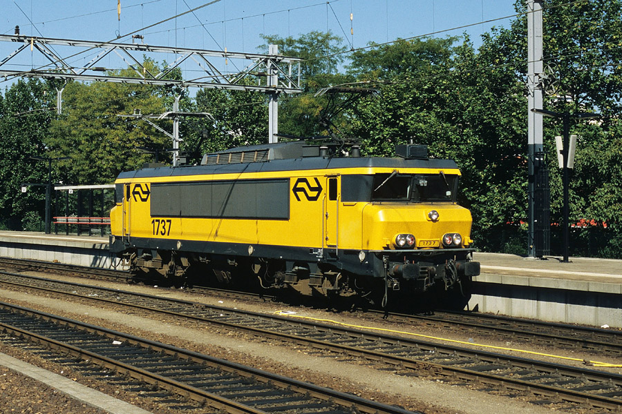 E 1737 des NS manoeuvre en gare de Venlo. La s&eacute;rie 1700 des NS, tout comme la s&eacute;rie 1600 (renum&eacute;rot&eacute;e 1800 pour les locomotives utilis&eacute;es en service voyageurs) sont directement d&eacute;riv&eacute;es des BB 7200 de la SNCF.