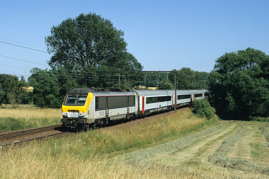 Tract&eacute; par la HLE 1358, l'IC 538 Eupen - Oostende passe &agrave; Itterbeek (commune de Dilbeek).