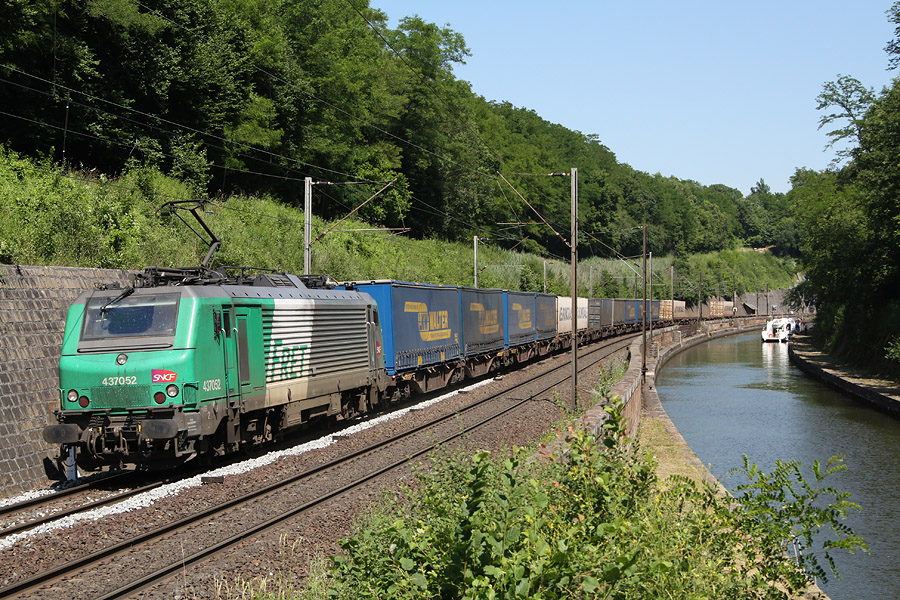 BB 37052 + train de fret à Arzviller le long du canal de la Marne au Rhin.