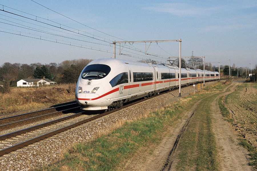 Assuré par la rame néerlandaise 406552/406052, l'ICE 14 Frankfurt - Bruxelles passe à Korbeek-Lo. A cette époque, les rames ICE3 n'empruntaient pas encore la ligne à grande vitesse n°2 entre Liège et Louvain, mais circulaient encore par la ligne classique n° 36.