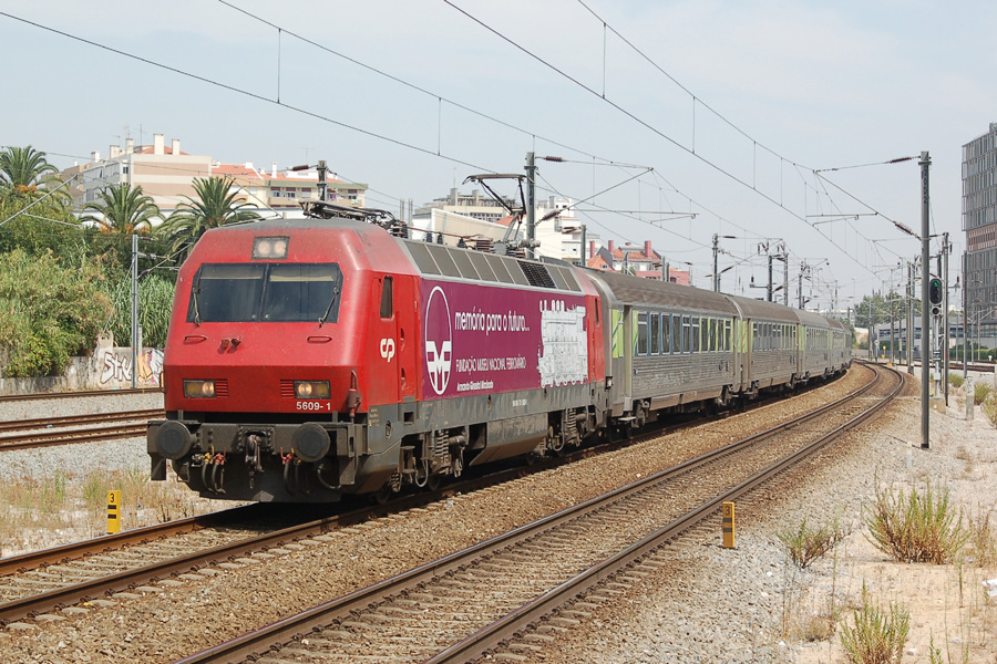 Tract&eacute; par la locomotive Siemens 5609, le train IC 620 entre en gare de Lisboa-Oriente.
