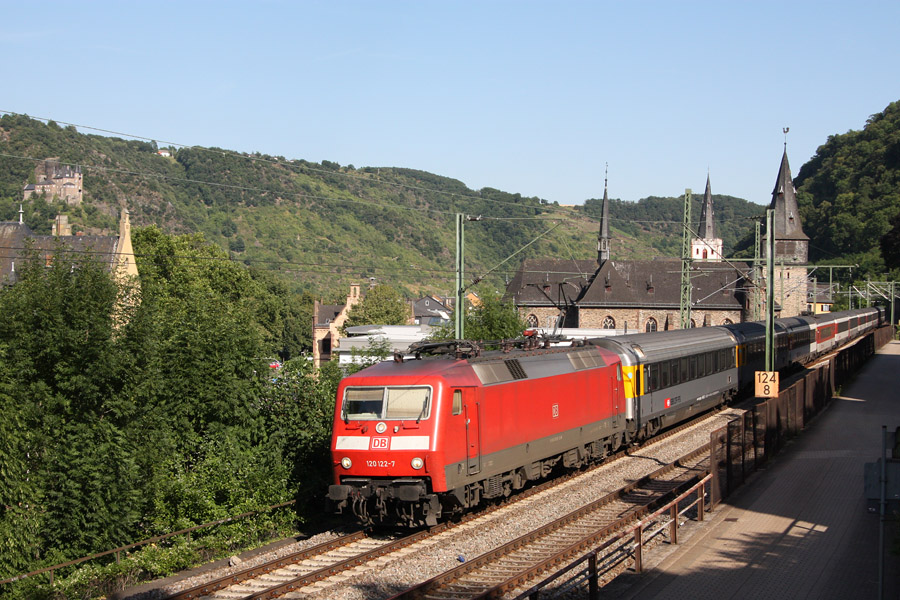 EC 6 reliant Chur &agrave; Hamburg Altona traverse St-Goar tract&eacute; par la BR 120 122-7.