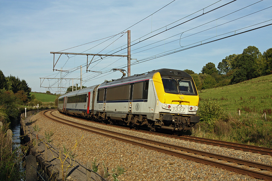 Tract&eacute; par la HLE 1337, le train IC 540 reliant Eupen &agrave; Oostende vient de quitter la gare de Welkenraedt.