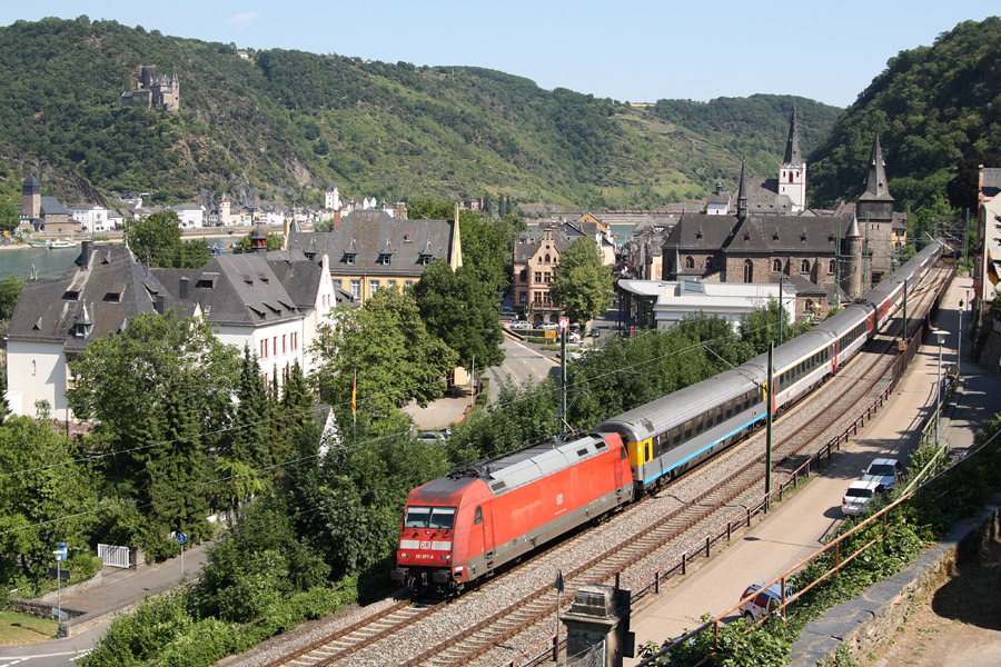 Tract&eacute; par la BR 101 077-6, le train EC 100 reliant Chur &agrave; Hamburg traverse la petite ville de St Goar.