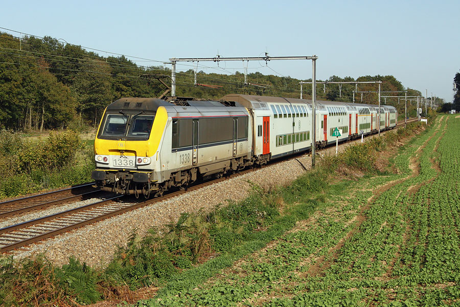 Tract&eacute; par la HLE 1338, le train IC 2137 Luxembourg - Bruxelles Midi va bient&ocirc;t traverser le village de Chapois.