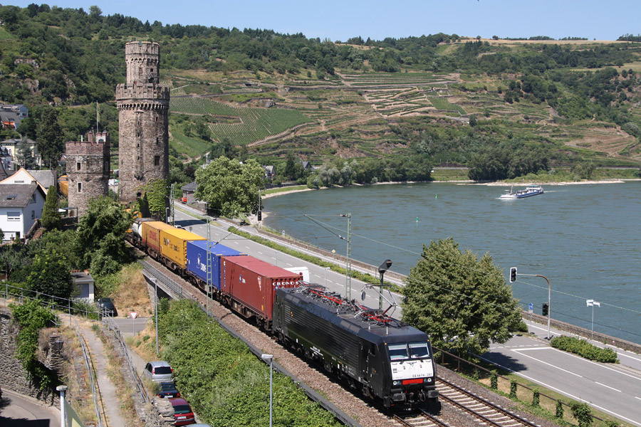 BR 189 287, appartenant &agrave; MRCE et lou&eacute;e &agrave; ERS Railways, tirant un train de conteneurs &agrave; Oberwesel.