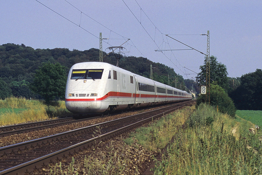 Assur&eacute; par une rame de type ICE 1, le train ICE 590 Munich (M&uuml;nchen) - Stuttgart - Berlin passe &agrave; Westerstetten.