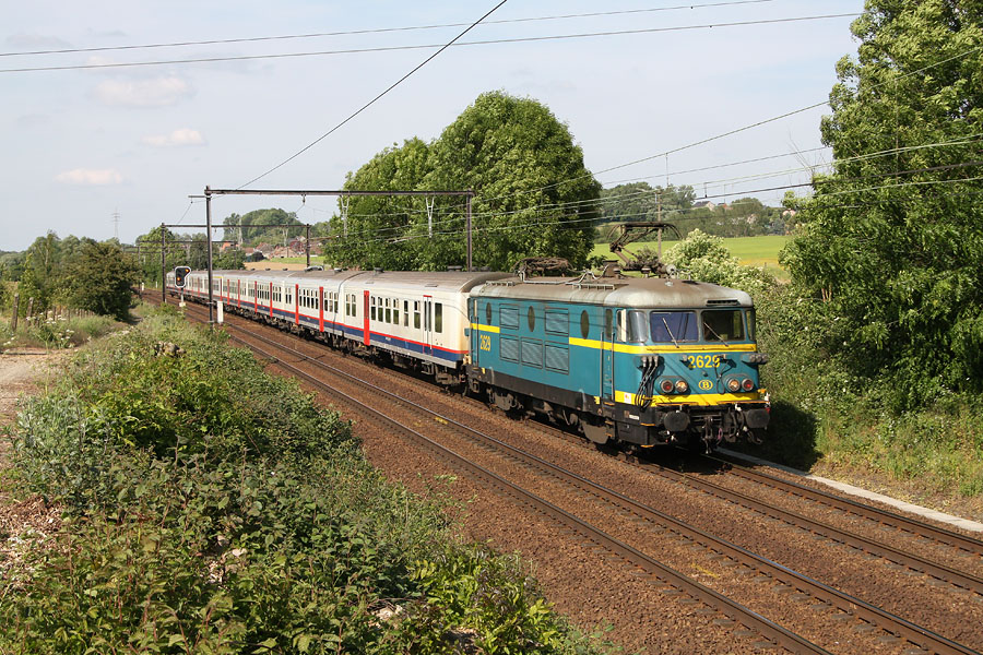 Tract&eacute; par la HLE 2629, le train P 8741 Schaerbeek - Binche gravit la rampe entre Tubize et Hennuy&egrave;res.