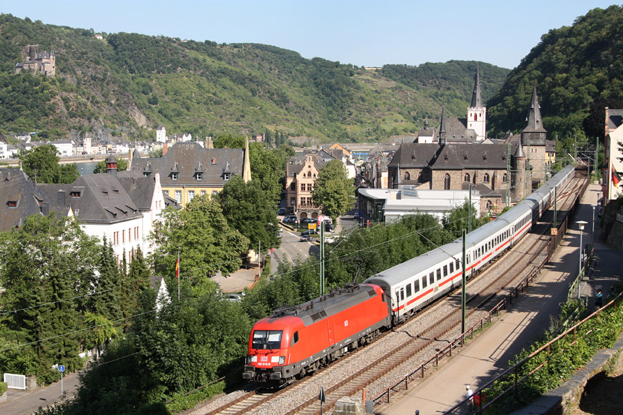 Tracté par la Taurus 182 012-5, le train IC 2022, reliant Frankfurt à Hamburg, traverse la petite ville de St-Goar située sur la rive gauche du Rhin.