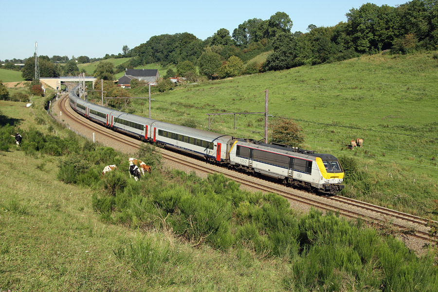 Tract&eacute; par la 1352, le train IC 540 vient de quitter la gare de Welkenraedt.