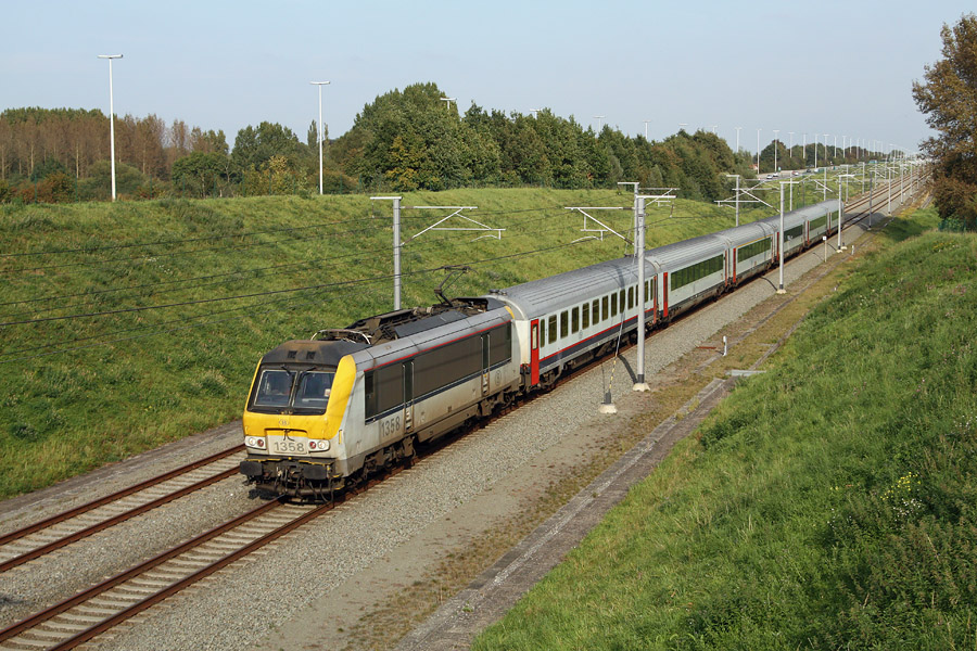 Tract&eacute; par la HLE 1358, le train IC 487 circule sur la ligne &agrave; grande vitesse n&deg;2 &agrave; la vitesse maximale de 200 km/h. En arri&egrave;re-plan, se trouve l'autoroute E40.
