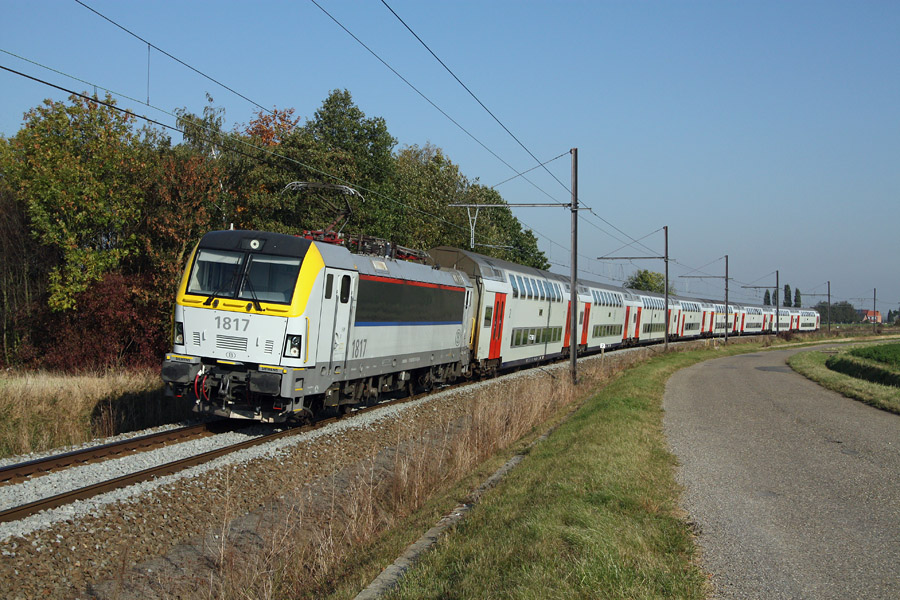 Tract&eacute; par la HLE 1817, le train IC 2233 va bient&ocirc;t marquer l'arr&ecirc;t en gare de Landen. La rame est compos&eacute;e de voitures &agrave; 2 niveaux du type M6.