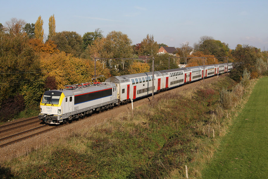 Tracté par la HLE 1823, le train IC 1732 vient de traverser sans arrêt la gare de Hennuyères. La rame est composée de voitures à 2 niveaux du type M6.