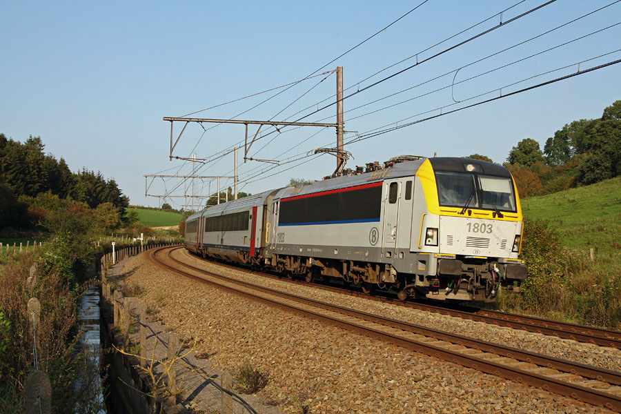 Tract&eacute; par la HLE 1803, le train IC 540 vient de d&eacute;marrer de la gare de Welkenraedt.