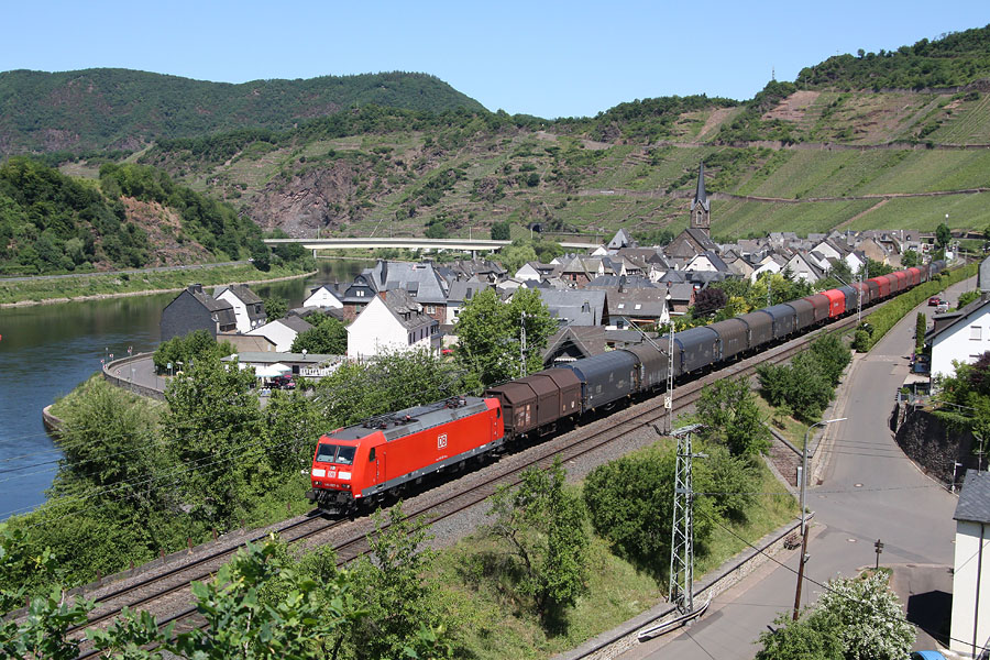Tract&eacute; par la 185 067-6 de DB Schenker, ce train de marchandises vient de traverser le village de Neef et se dirige vers Tr&ecirc;ves (Trier).