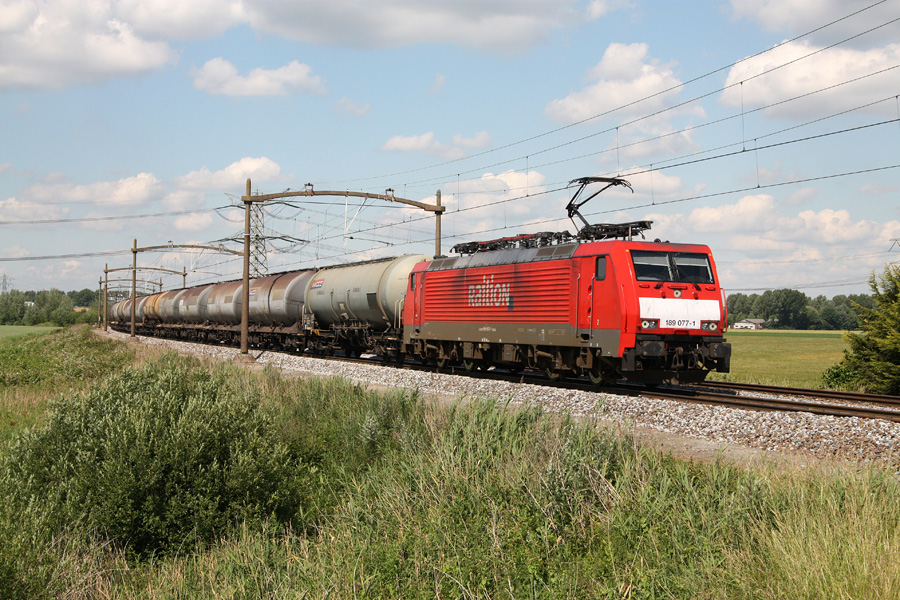 Train de citernes reliant Kijfhoek (Pays-Bas) &agrave; Ziar nad Hronom (Slovaquie) tract&eacute; par la 189 077-1.