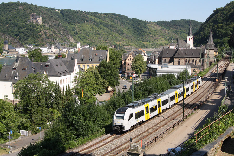 Assur&eacute; par une automotrice du type Desiro ML (Siemens) de la s&eacute;rie 460, ce train de l'op&eacute;rateur Mittelrheinbahn vient de quitter St-Goar en direction de Koblenz et K&ouml;ln. Il circule comme train N&deg; 84142 de Mainz Hbf &agrave; Koblenz Hbf, puis comme train n&deg; 87532 de Koblenz Hbf &agrave; K&ouml;ln Deutz.