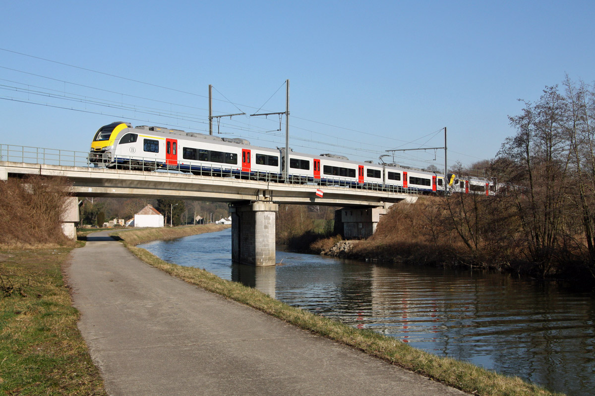 Assuré par les nouvelles automotrices Desiro AM 08001 et 08002, le train L 4761 franchit la Sambre peu avant de marquer l'arrêt à Fontaine-Valmont.