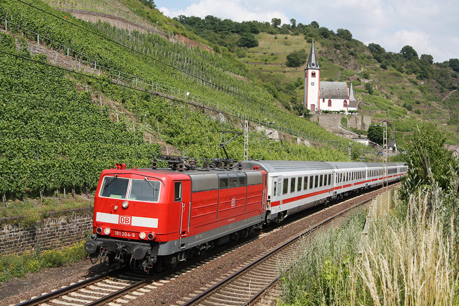 Tracté par la 181 204-9, le train IC 134 vient de passer au niveau de la St. Johanniskirche, à l'entrée du village de Hatzenport situé le long de la Moselle.