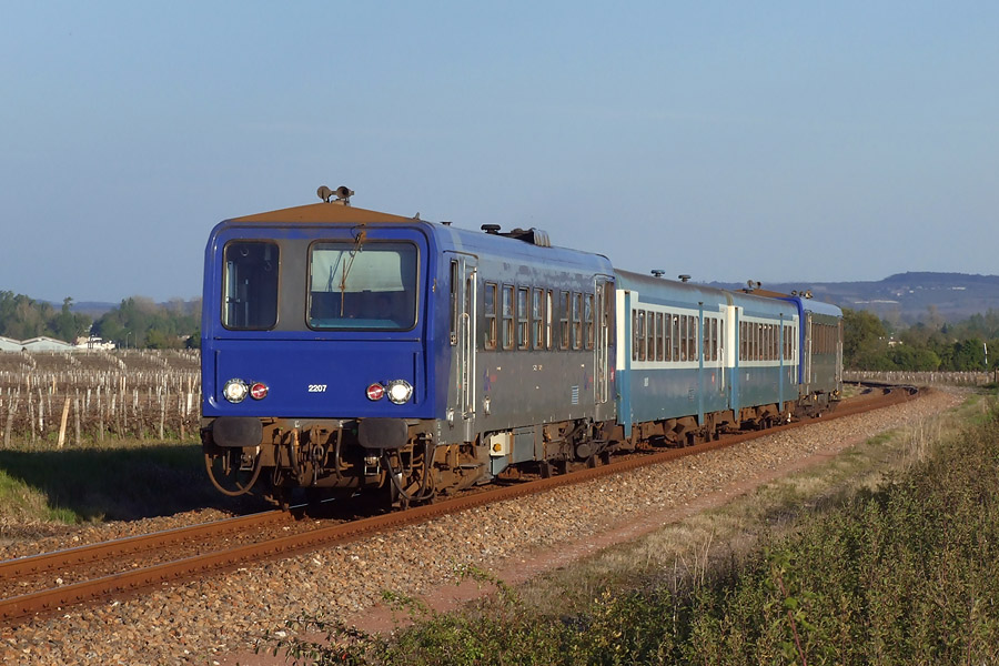 Les X 2207, XR 6067, XR 6054 et X 2247 passent au milieu des vignes du Cognac, si caract&eacute;ristiques de la ville o&ugrave; ils vont marquer l'arr&ecirc;t, avant de continuer vers Saintes et Royan.