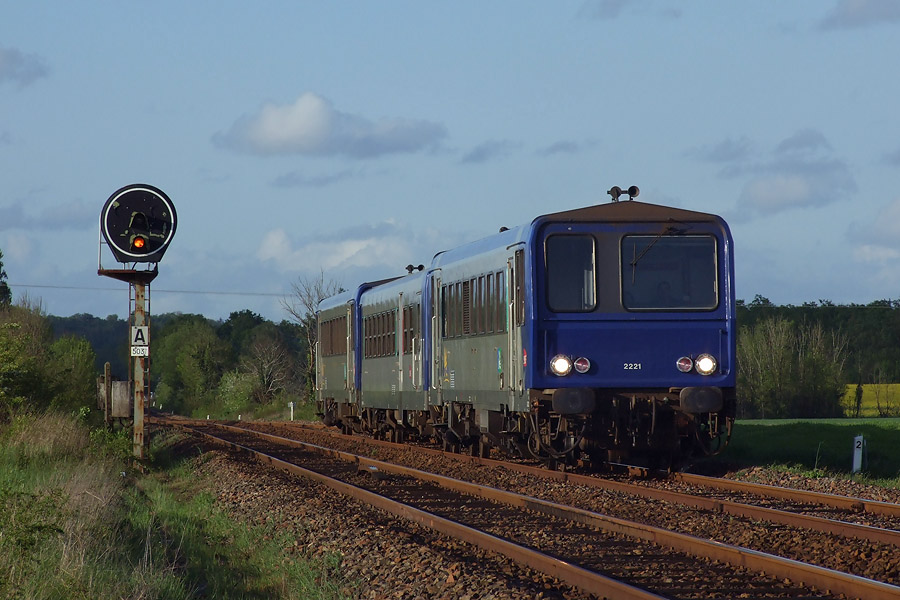 L'X 2221, accompagné des XR 6147 et X 2212, formant ainsi une composition à 100% rénovée TER Aquitaine, assure le TER 864207 Saintes - Saint Mariens et passe près d'un signal lumineux précédant la gare de Beillant.
