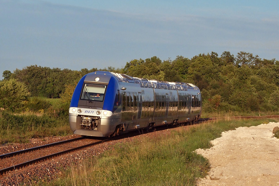 Le B 81671/81672 assure le TER 864574 Angoulême - Saintes et passe dans la courbe de Salignac sur Charente, alors que le soleil commence à décliner.