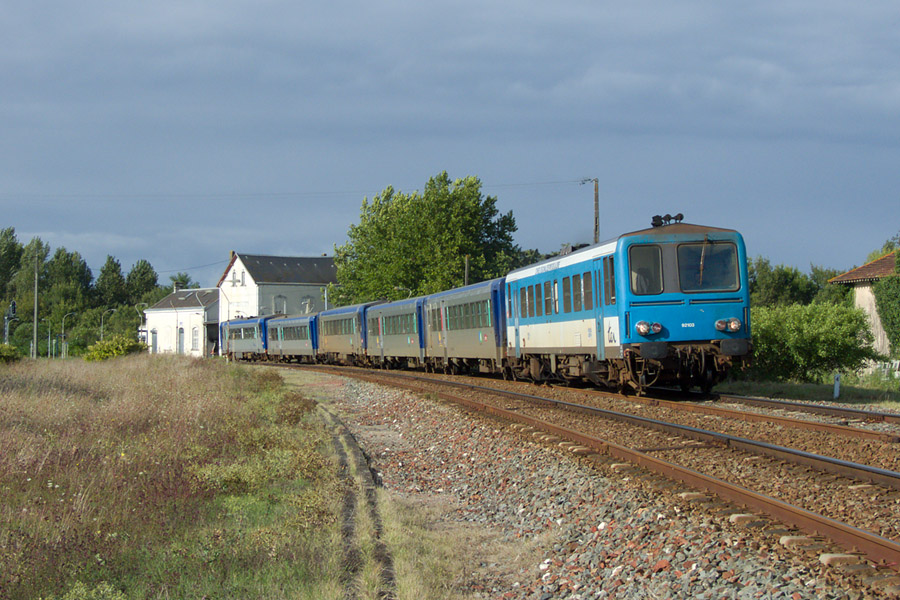 Le X 92103 suivi des XR 6236, XR 6238, X 2228, XR 6151 et X 2232 passent dans la tr&egrave;s belle courbe de Beillant sur le TER 864217 Saintes-Bordeaux du dimanche soir.
