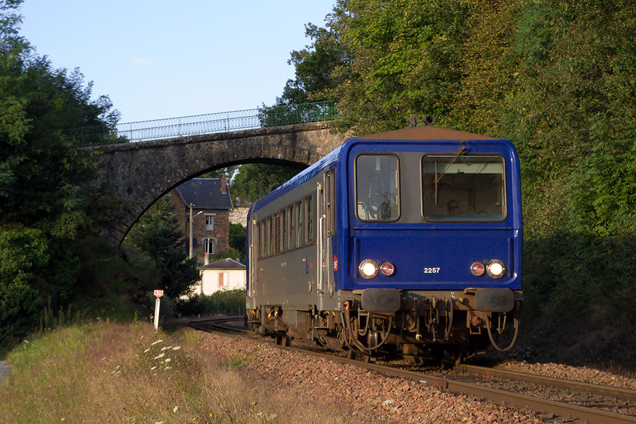 Venant de passer sous le pont d'Arliquet, l'X 2257, dernier autorail de la s&eacute;rie, arrive en solo &agrave; Aixe sur Vienne, au TER 868150 Limoges - Chabanais.
