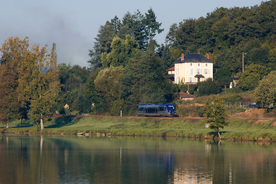 Le X 73789 TER Limousin arrive &agrave; Aixe sur Vienne en charge du TER 868103 Angoul&ecirc;me - Limoges et longe la Vienne dans une atmosph&egrave;re calme et paisible.