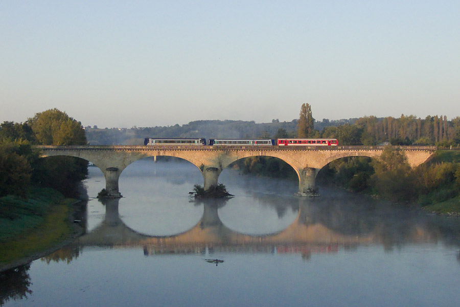 Alors que le soleil commence &agrave; &eacute;clairer le pont de Port Sainte Foy sur la Dordogne, passe une composition de deux X 2200 encadrant une XR 6100 r&eacute;nov&eacute;e TER Aquitaine au TER 865714, limit&eacute; &agrave; Bergerac pour cause de travaux.