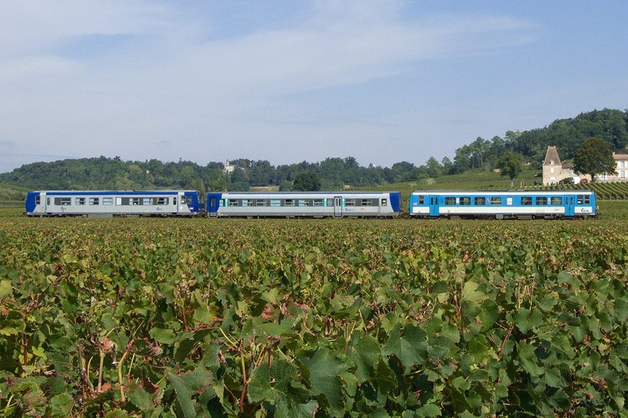 Les X 2253, XR 6239 et X 92102 respectivement TER Limousin, Poitou-Charentes et Aquitaine passent au-dessus des vignes de St Emilion au TER 865617 Bergerac - Bordeaux.