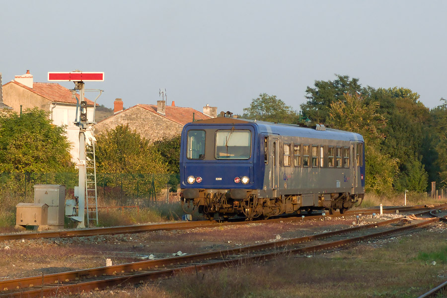 Assurant le TER 868108 Limoges-Angoul&ecirc;me, l'X 2209 arrive en gare de Ruelle un soir de septembre et c&ocirc;toie le s&eacute;maphore m&eacute;canique de sortie de la m&ecirc;me gare.