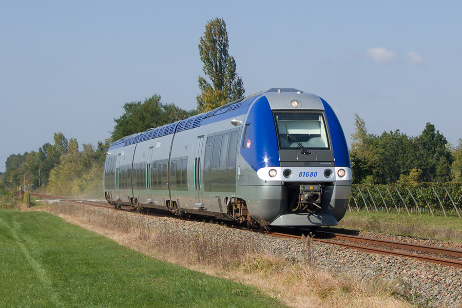 Le B 81680/81679 passe au milieu des vignes au TER 864548 Royan-Angoul&ecirc;me. Il est vu ici entre Jarnac et Ch&acirc;teauneuf, peu apr&egrave;s St M&ecirc;me les Carri&egrave;res.