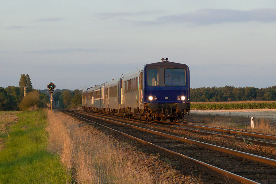Les X 2231, XR 6236, XR 6077, XR 6252 et X 2212 assurent le TER 864207 Saintes - Saint Mariens et sont faiblement &eacute;clair&eacute;s par un des tous derniers couchers de soleil de fin d'&eacute;t&eacute;.