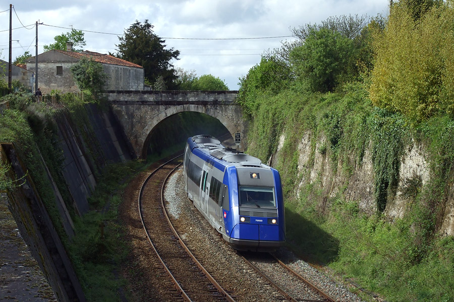 L'X 72523/4 quitte Saintes pour Angoul&ecirc;me et passe sous le petit pont des Arcivaux.