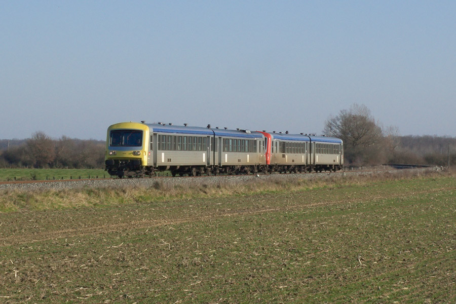 Les X 4661 et 4655 assurent le TER 893322 Montchanin - Moulins et sont vus pr&egrave;s de l'a&eacute;rodrome de Montbeugny.