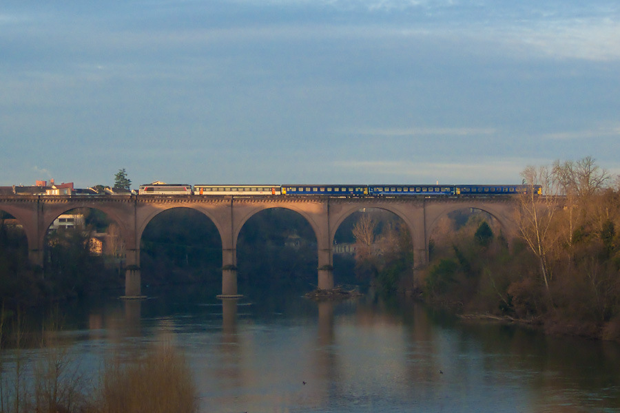 La BB67574 passe le Tarn en t&ecirc;te du Lunea 3755 Paris Austerlitz - Albi, peu avant sa destination finale. Le soleil vient tout juste de percer.