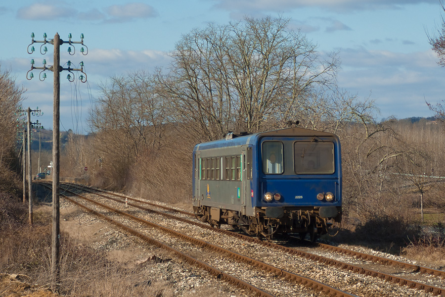 L'X 2225 en solo c&ocirc;toie rails double champignon et ligne t&eacute;l&eacute;graphique en charge du TER 865706 Bergerac - Sarlat. Il est vu entre Le Buisson et Siorac-en-P&eacute;rigord.