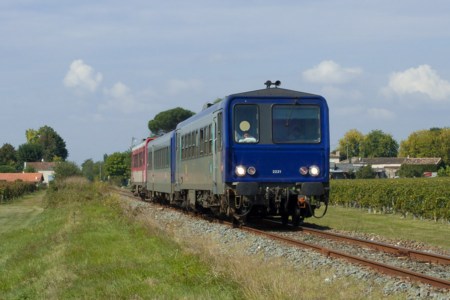 Les X 2221, XR 6154 et X 2236 encore en livr&eacute;e rouge assurent le TER 865600 Libourne - Bergerac et passe au milieu des vignes peu apr&egrave;s Saint Emilion.