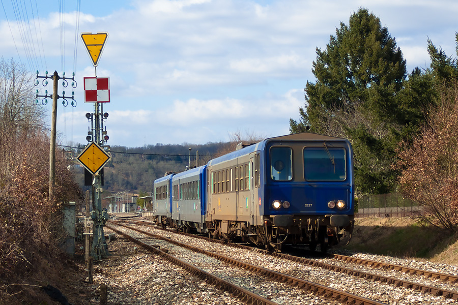 Les X 2227, XR 6255 et X 2222 quittent la gare du Buisson et c&ocirc;toient le signal m&eacute;canique d'entr&eacute;e de cette gare au TER 865946 Bergerac - Sarlat (origine Bergerac en raison de travaux entre Libourne et Bergerac).