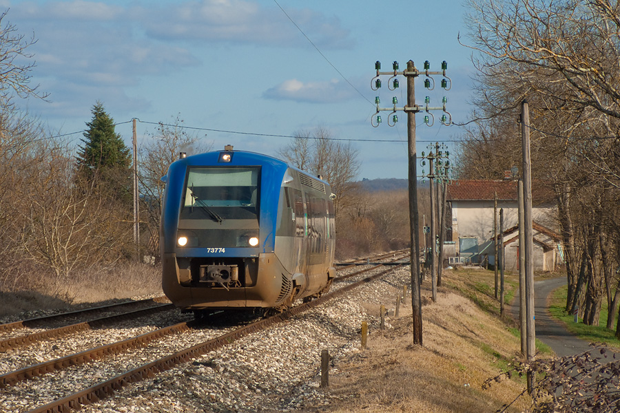 L'X 73774 arrive en gare du Buisson sur le TER 865804 Agen - P&eacute;rigueux, c&ocirc;toyant ligne t&eacute;l&eacute;graphique et rails de type "double champignon".