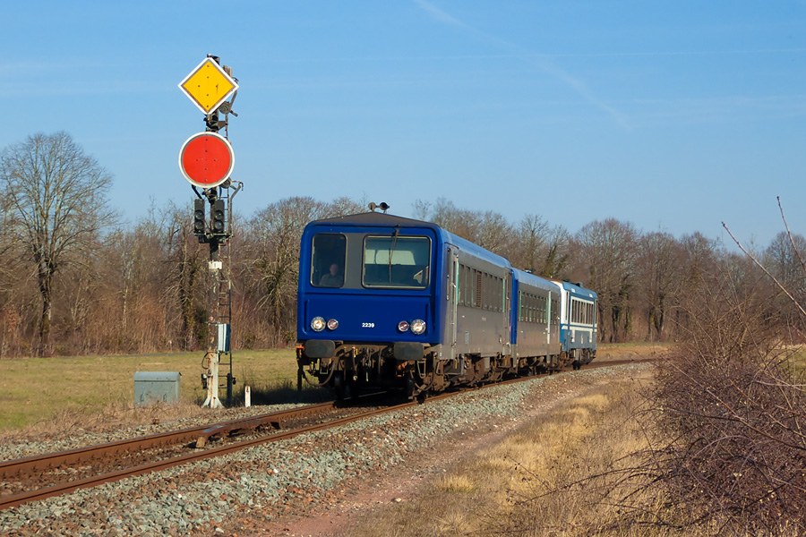 Avec une vingtaine de minutes de retard, les X 2239, XR 6250 et X 2126 côtoient un sympathique signal mécanique d'approche de la gare de Jarnac qu'ils viennent de desservir au TER 864958 Angoulême - Royan.