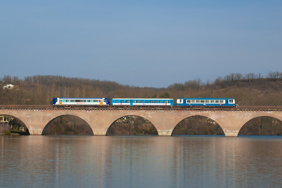 Mariage de couleurs réussi sur le viaduc de Marssac sur Tarn avec le TER 870004 Toulouse-Matabiau - Carmaux assuré par les X 2132 et X 2138 encadrant l'XR 96207.