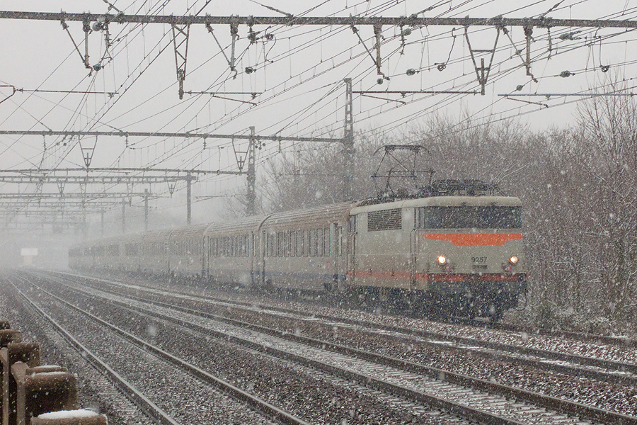 La BB 9257, d&eacute;tentrice de plus de 11 millions de km au compteur, est en t&ecirc;te du TER 16750 Le Mans - Paris Montparnasse et vient de passer sans arr&ecirc;t la gare de Meudon, alors que la neige tombe en abondance.