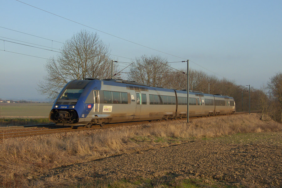 L'X 72619/20 assure le TER 16547 Paris Vaugirard - Argentan et passe la localit&eacute; de Garanci&egrave;res.