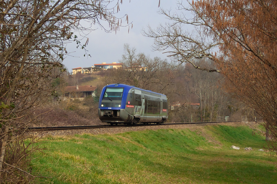 L'X 73535 assure le TER 870007 Rodez - Toulouse-Matabiau et passe dans une petite éclaircie près de Rouffiac-Tolosan (31).