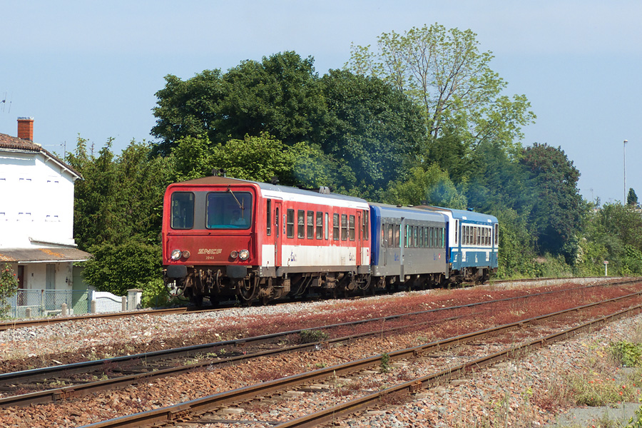 Les X 2243 et X 2126 encadrant l'XR 6227 quittent Saintes pour Royan en W pour assurer ensuite un train Royan - Niort.