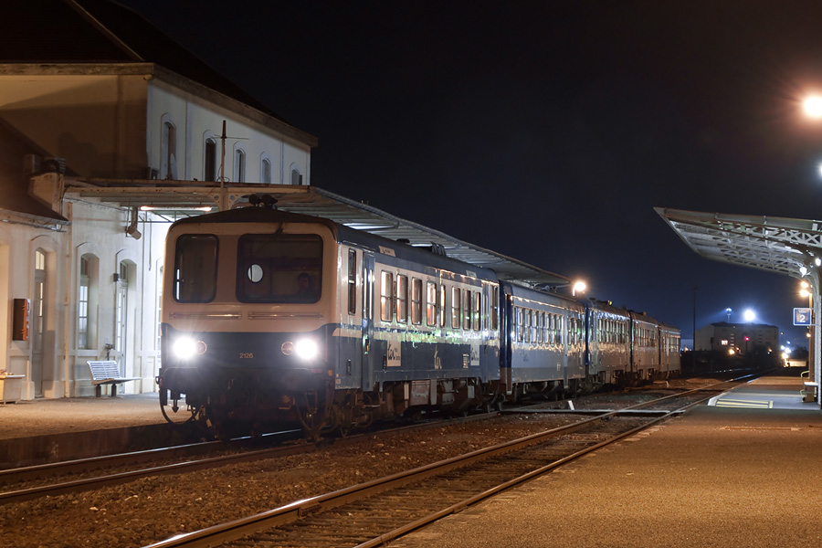 Arr&ecirc;t nocturne en gare de Cognac pour les X 2126, XR 6153, X 2235, X 2230 et XR 6162 au TER 864974 Angoul&ecirc;me - Saintes du vendredi soir.