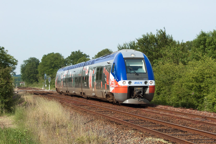 Le B 81671/2, unique exemplaire des B 81500 saintais &agrave; avoir b&eacute;n&eacute;fici&eacute; d'un pelliculage de la r&eacute;gion Poitou-Charentes, vient de passer la bifurcation de Beillant et file vers Bordeaux au TER 864217 Saintes-Bordeaux. Actuellement, ce type de mat&eacute;riel n'assure ce train que le samedi, les X2200 &eacute;tant titulaires de cette relation du lundi au vendredi, les dimanches et f&ecirc;tes.
